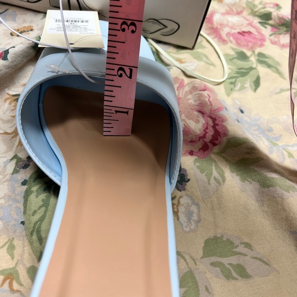 Light blue light on heels shoes - Picture 12 of 12